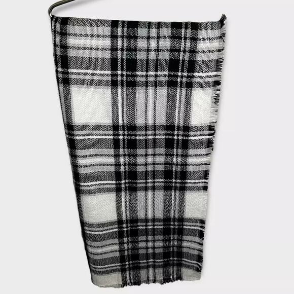 ModCloth Women's Black & White Plaid, Tartan Wide Scarf, Blanket Wrap w/Fringe - Picture 5 of 10